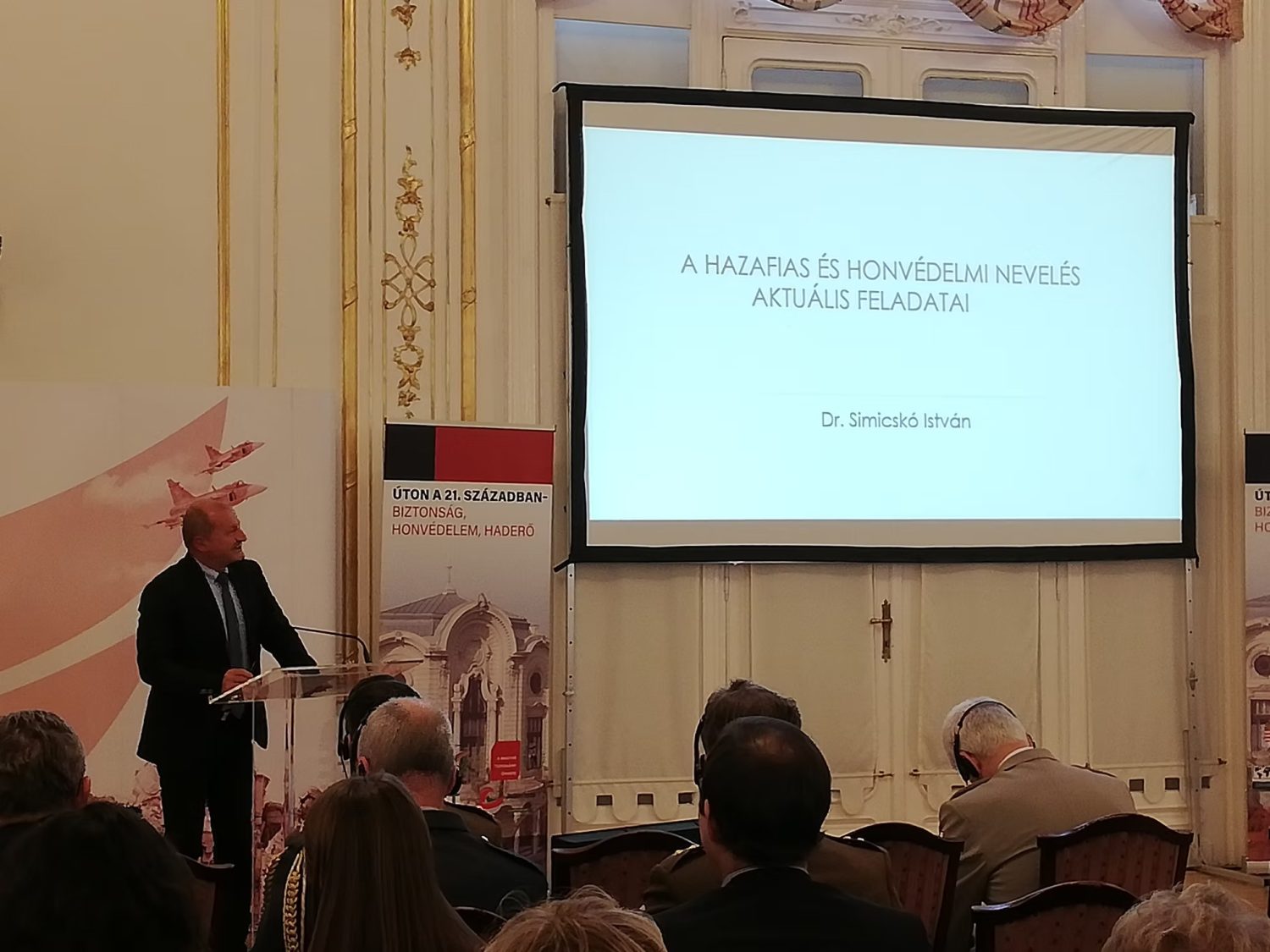 Úton a 21. században – biztonság, honvédelem, haderő 2 Úton a 21. században – biztonság, honvédelem, haderő