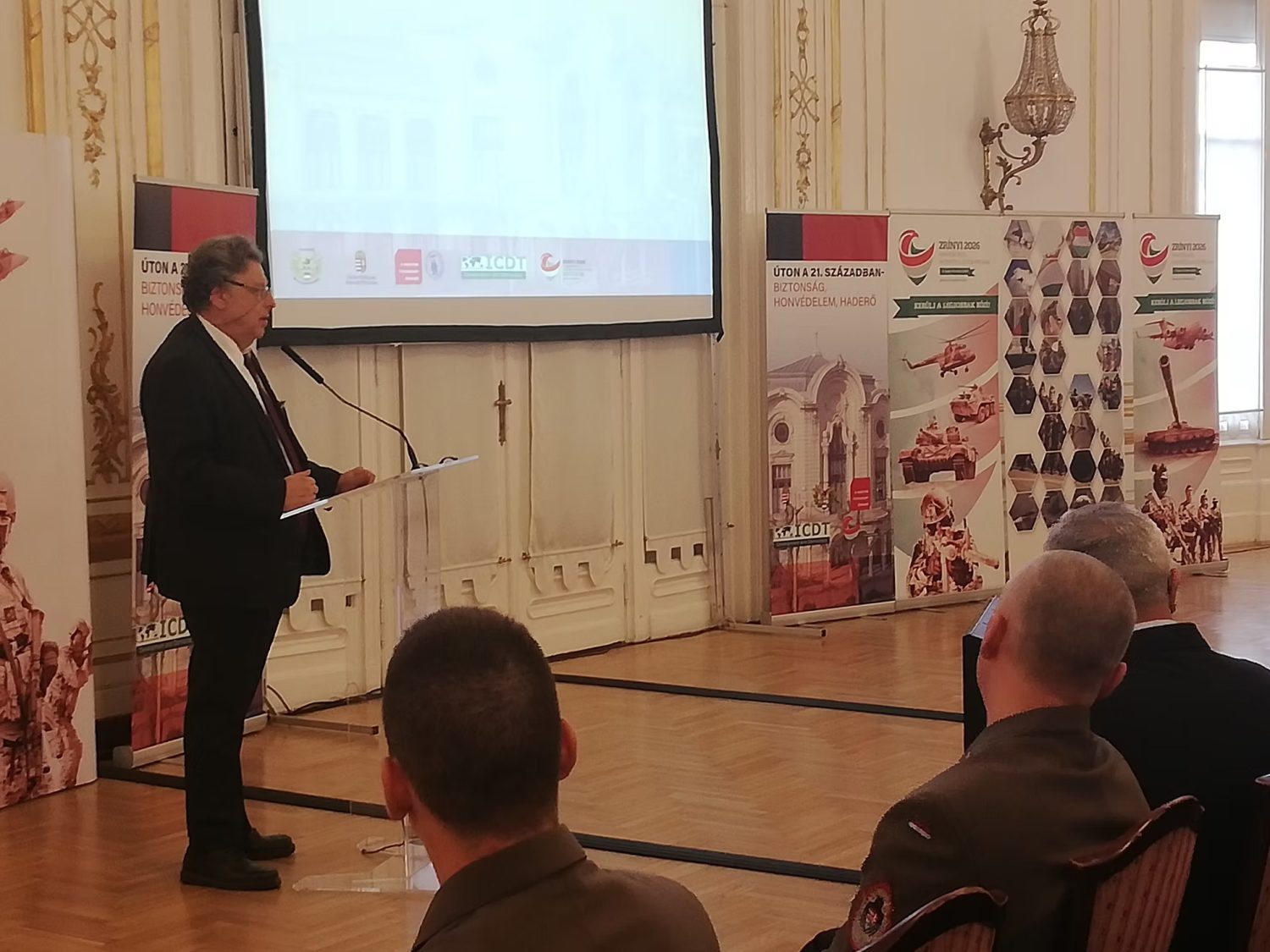 Úton a 21. században – biztonság, honvédelem, haderő 5 Úton a 21. században – biztonság, honvédelem, haderő