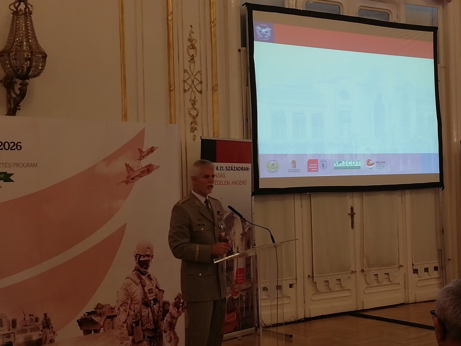 Úton a 21. században – biztonság, honvédelem, haderő 6 Úton a 21. században – biztonság, honvédelem, haderő