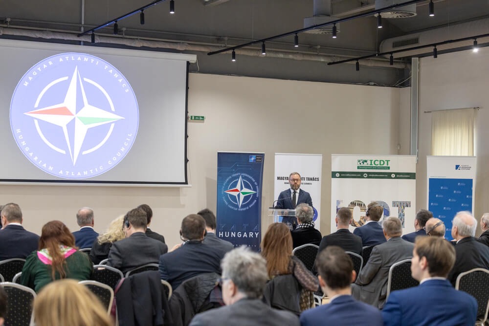 A Magyar Atlanti Tanács „Egy új világrend küszöbén” című konferenciája nagy érdeklődés mellett zajlott. 1 A Magyar Atlanti Tanács „Egy új világrend küszöbén” című konferenciája nagy érdeklődés mellett zajlott.