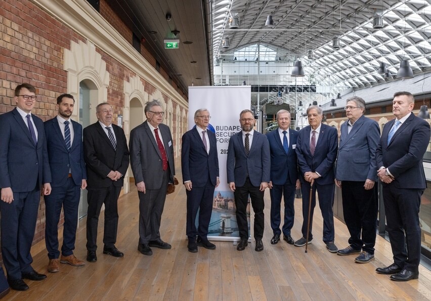A Magyar Atlanti Tanács „Egy új világrend küszöbén” című konferenciája nagy érdeklődés mellett zajlott. 2 A Magyar Atlanti Tanács „Egy új világrend küszöbén” című konferenciája nagy érdeklődés mellett zajlott.